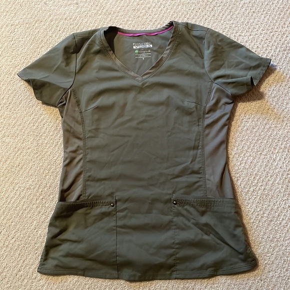 Bundle of 8 scrub tops - Picture 5 of 9